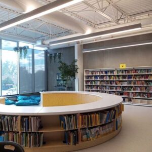 Photo d'une bibliothèque scolaire comprenant des circulaires au milieu de la pièce, et des étagères au mur du fond.